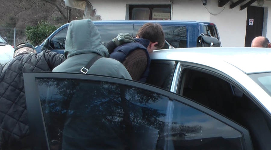 ФСБ в Крыму задержала украинца, обещавшего сделать российский паспорт за доллары
