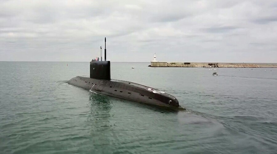 Моряки Черноморского флота под водой исполнили «Усталую подлодку»