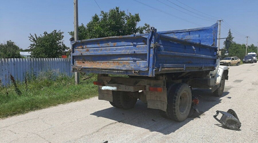 Несовершеннолетний водитель мопеда погиб под колесами грузовика в Крыму 