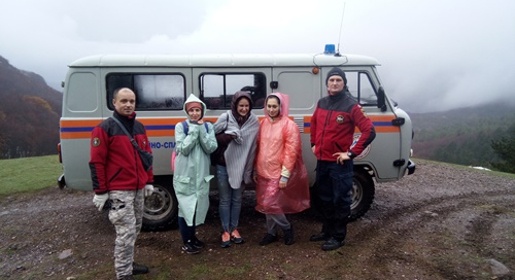 Крымские спасатели вывели из горно-лесной местности семерых туристов