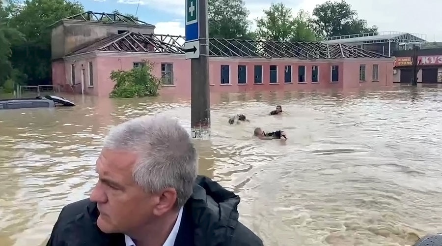 Спасатели вплавь оценивают масштабы подтопления в Керчи