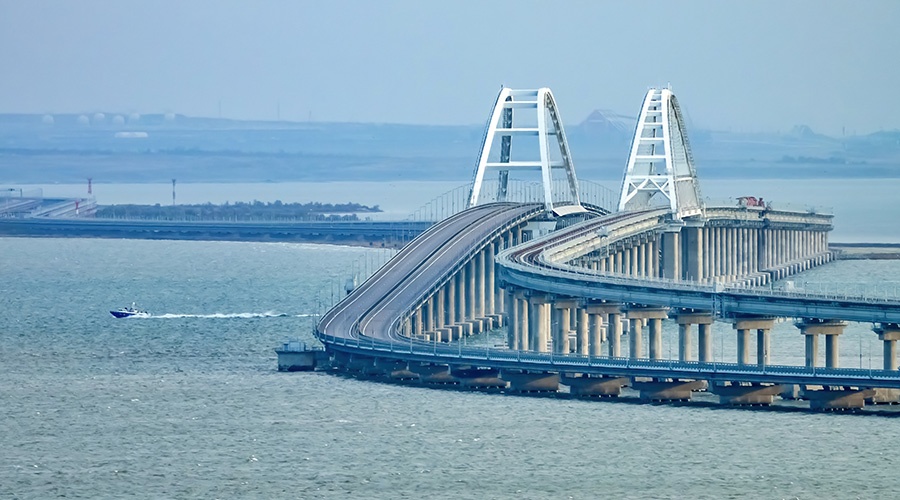 Движение по Крымскому мосту возобновлено после установки пролета