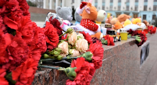 Жители Симферополя почтили память жертв пожара в Кемерово