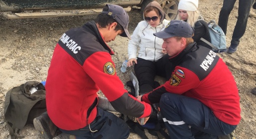 Крымские спасатели эвакуировали пострадавшую туристку из Долины привидений