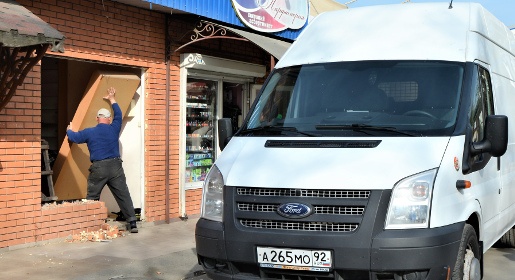 Незаконные объекты перед Куйбышевским рынком в Симферополе начали демонтировать