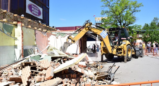 Тяжелая техника приступила к демонтажу торговых объектов на площади Куйбышева в Симферополе