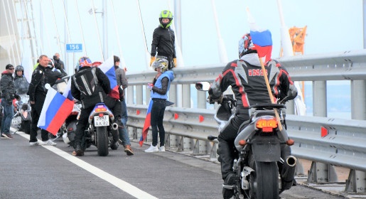 Байкеры остановились для массового селфи посреди Крымского моста вопреки правилам