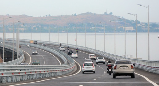 Первые автомобилисты проехали по Крымскому мосту в два раза медленнее, чем Путин на «Камазе»