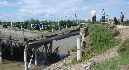 Советский мост рухнул на Западной Украине после капремонта