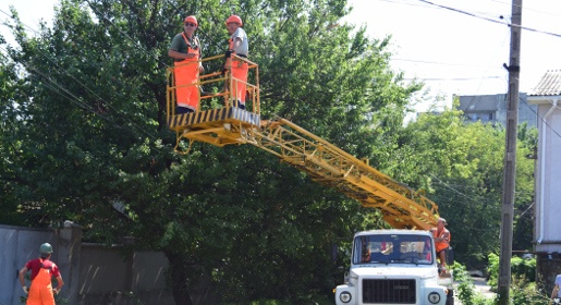 Симферопольские коммунальщики восстанавливают отсутствовавшее десятки лет освещение на нескольких улицах