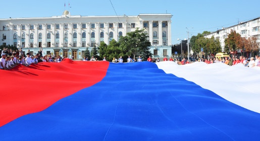 Активисты развернули на главной площади Симферополя самый большой в Крыму флаг России