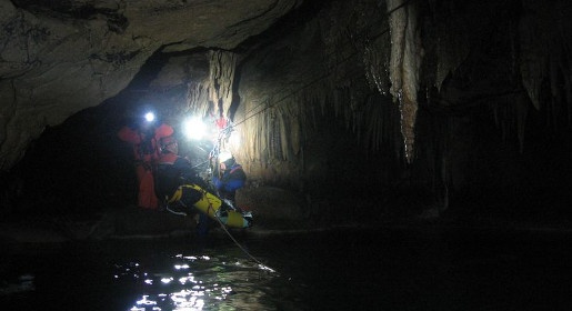 Крымские спасатели эвакуировали «пострадавшего» из обводненной пещеры