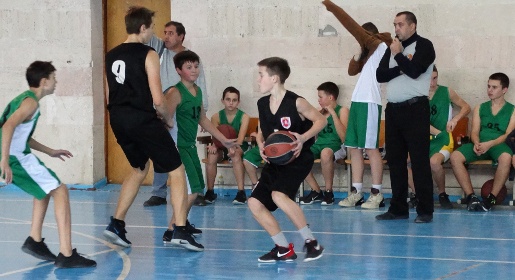 Керчане после третьего тура стали лидерами юношеского баскетбольного первенства Крыма