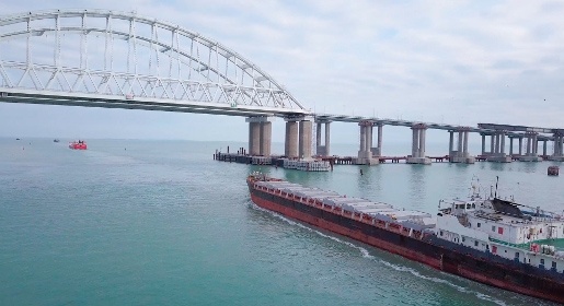 Фарватерные опоры Крымского моста оборудовали спецзащитой от столкновения с судами