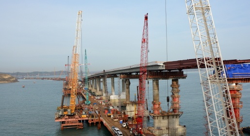 Строители соединят все автодорожные пролёты Крымского моста до конца года