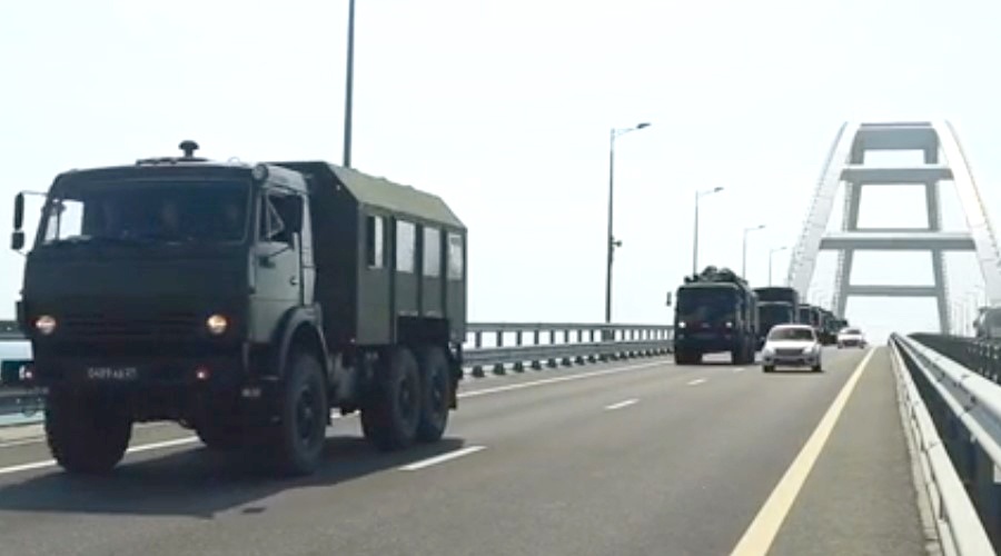 Колонна военной техники прошла под арками Крымского моста