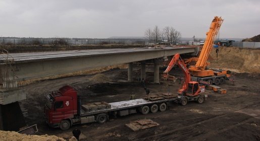 Строители смонтировали пролёты первого путепровода на трассе Дубки – Левадки под Симферополем