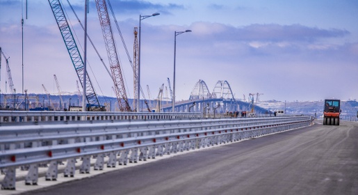 Освещение и барьерное ограждение появились на первых 450 метрах Крымского моста
