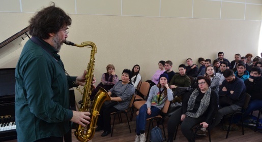 Итальянский саксофонист провел мастер-класс для студентов Симферопольского музучилища
