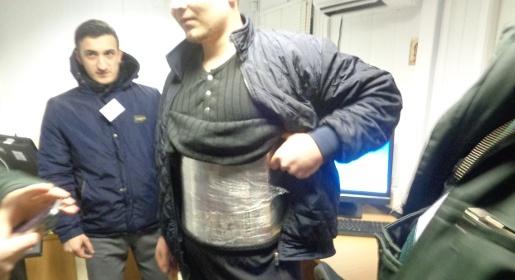Мужчина пытался провезти в Крым с Украины 20 кг примотанных к телу сыра и колбас