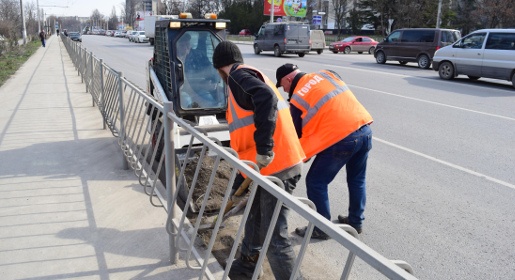 Коммунальщики Симферополя активизировали работу по уборке подбордюрного мусора на крупнейших магистралях