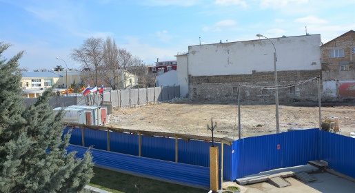 Строители завершили снос старого здания театра кукол в Симферополе