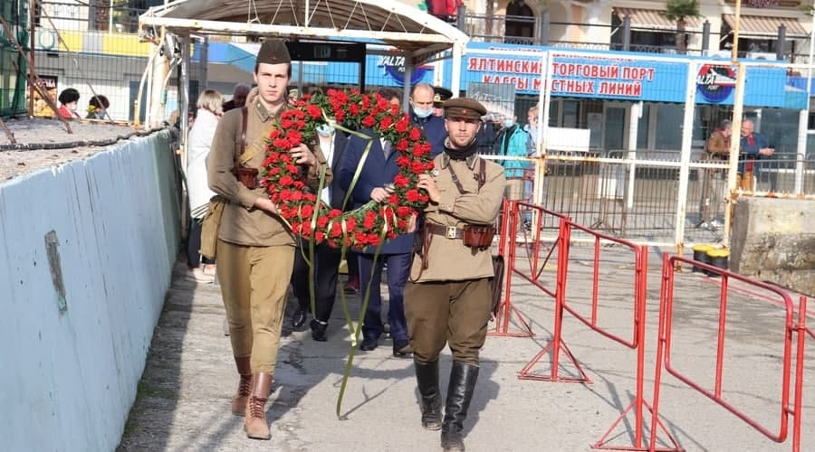 Ялтинцы в 80-ю годовщину гибели теплохода «Армения» почтили память погибших