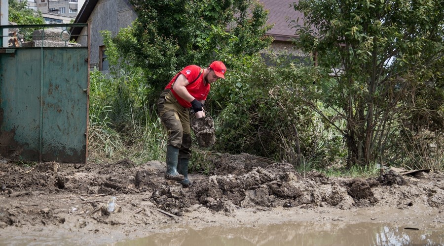 Полсотни волонтёров из других регионов РФ устраняют последствия наводнения в Керчи