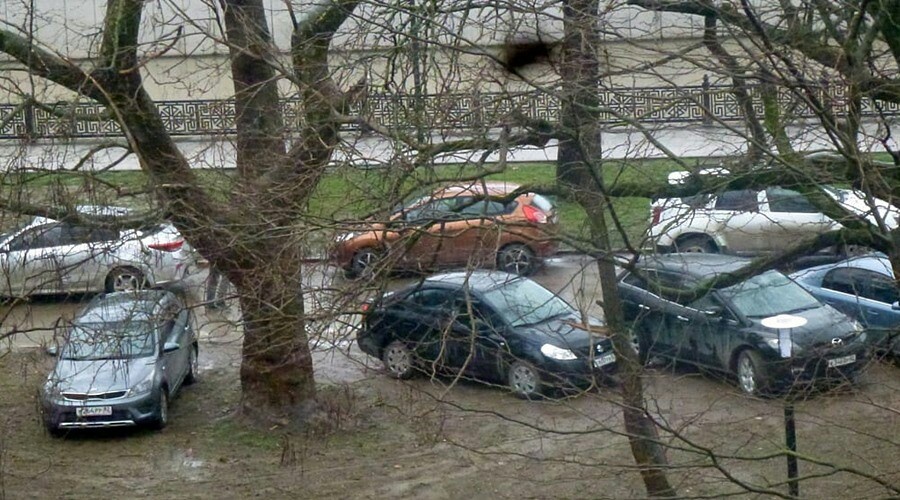 Пешеходная зона с газонами на набережной в Симферополе превратилась в незаконную парковку