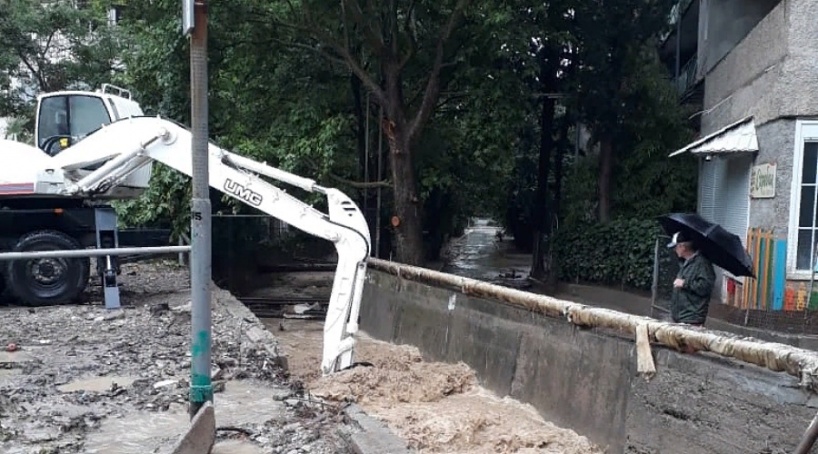 Коммунальщики устранят обвал в реку в районе улиц Кривошты и Вергасова в Ялте