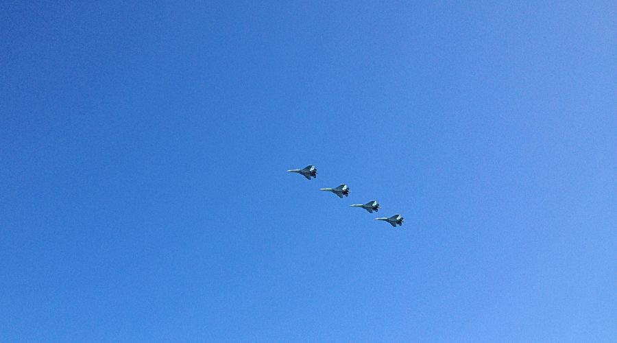 Полсотни самолетов и вертолетов пролетят над Севастополем и Керчью в День Победы