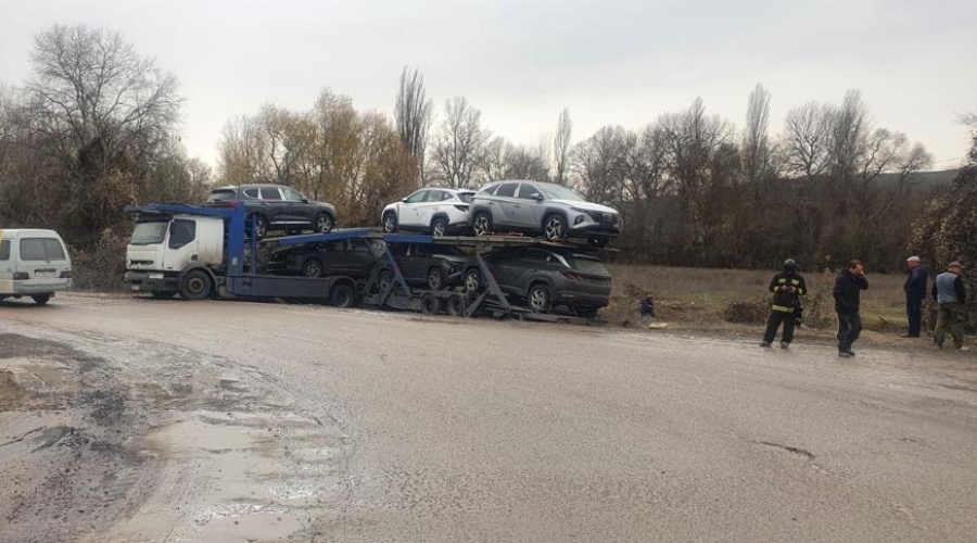 Съехавший с дороги под Севастополем автовоз повредил магистраль теплосети