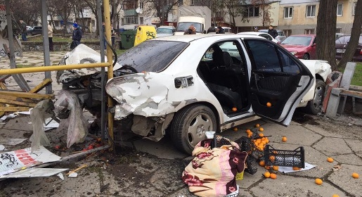 Автомобиль врезался в остановку в Симферополе, один человек погиб (ФОТО)