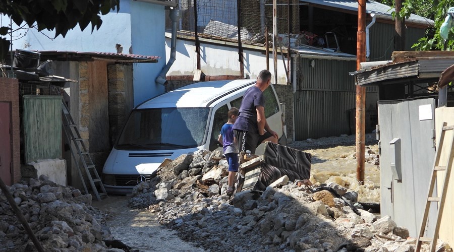 Путин поручил минобороны и МЧС помочь Крыму в ликвидации последствий наводнений