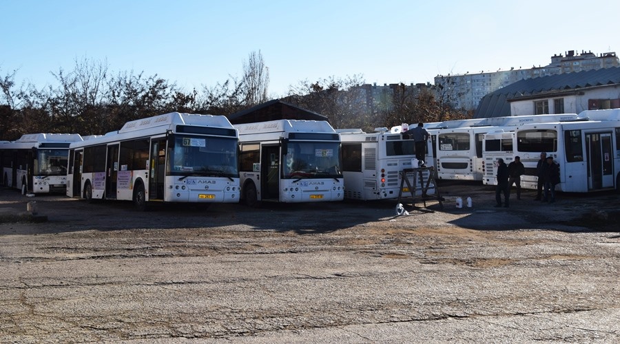 Власти Симферополя обещают до конца года отремонтировать разукомплектованные автобусы