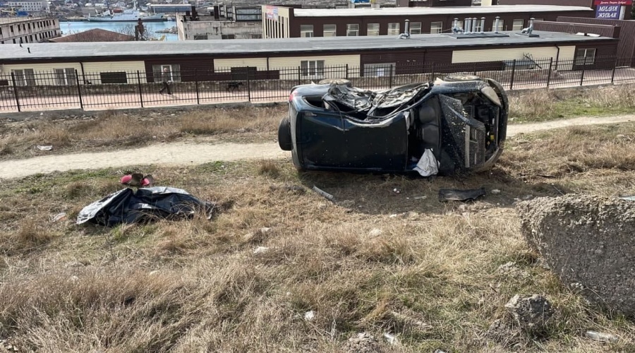 Один человек погиб и один пострадал при столкновении легковушки со столбом в Севастополе