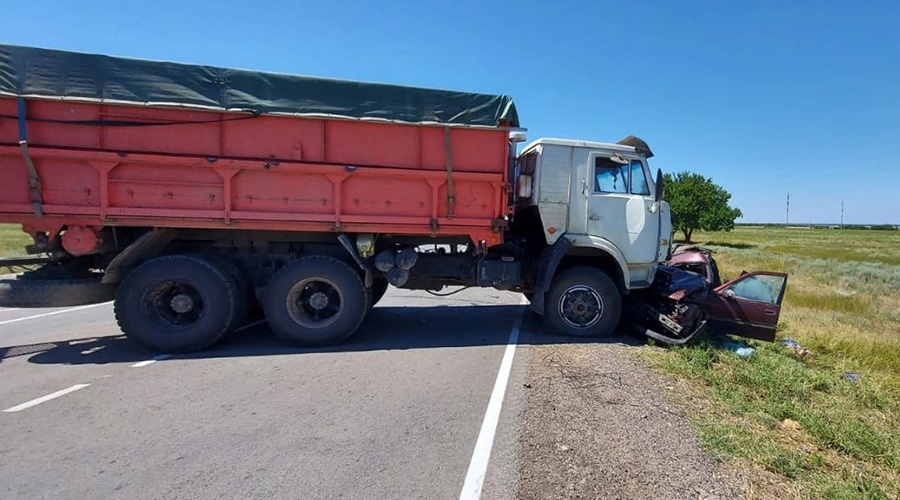 Два человека погибли в столкновении грузовика с легковушкой в Крыму