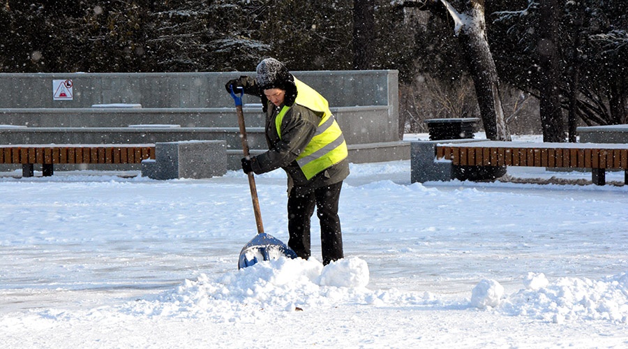 Почти 200 дворников вышли на уборку снега в Симферополе