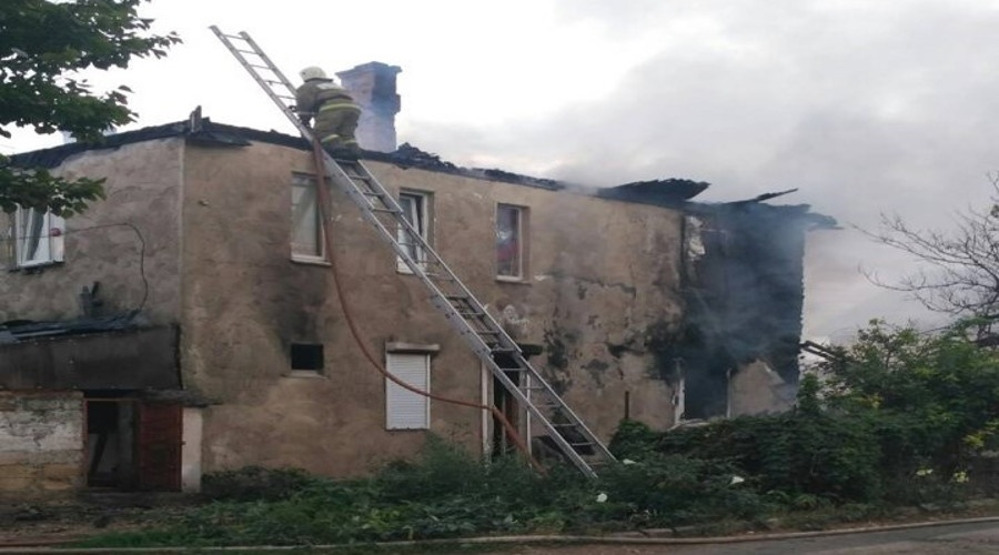 Многоквартирный деревянный дом сгорел в Севастополе