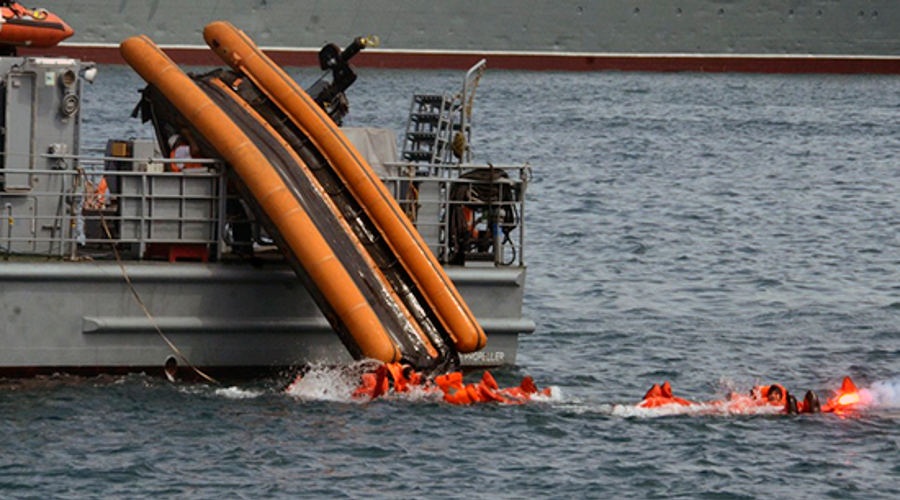 Спасательные суда ЧФ отрабатывают оказание помощи аварийному кораблю