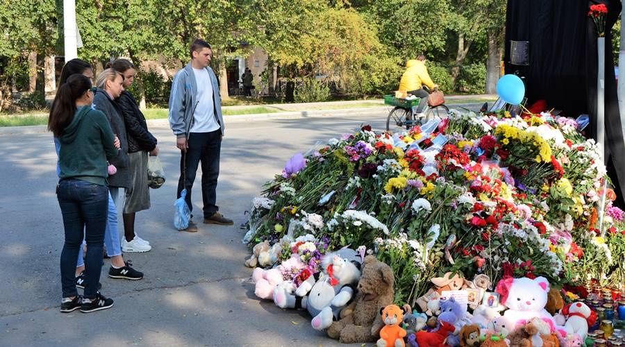 Мемориальный знак установлен у керченского политеха в память о жертвах трагедии 2018 года