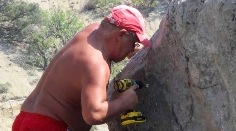 Турист решил назвать скалу в Крыму в честь себя и повредил ее