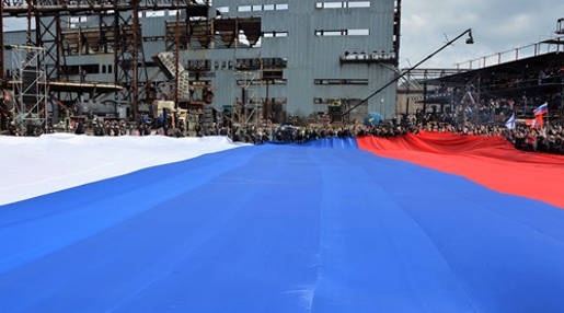 «Ночные волки» развернули самый большой флаг России