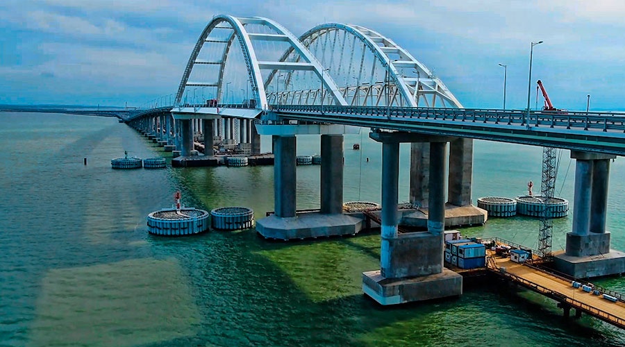 Строители начали монтаж подсветки на железнодорожной арке Крымского моста