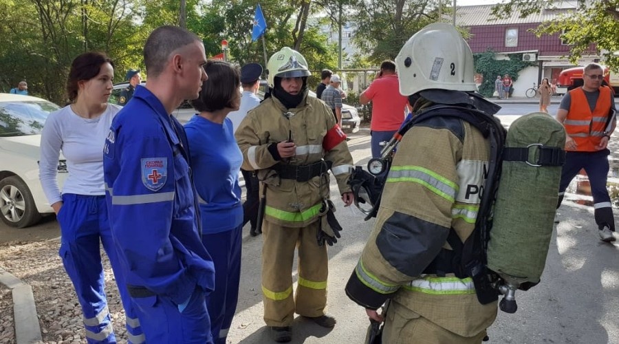 Очевидцы сообщили о взрыве в жилом доме в Севастополе, есть жертвы