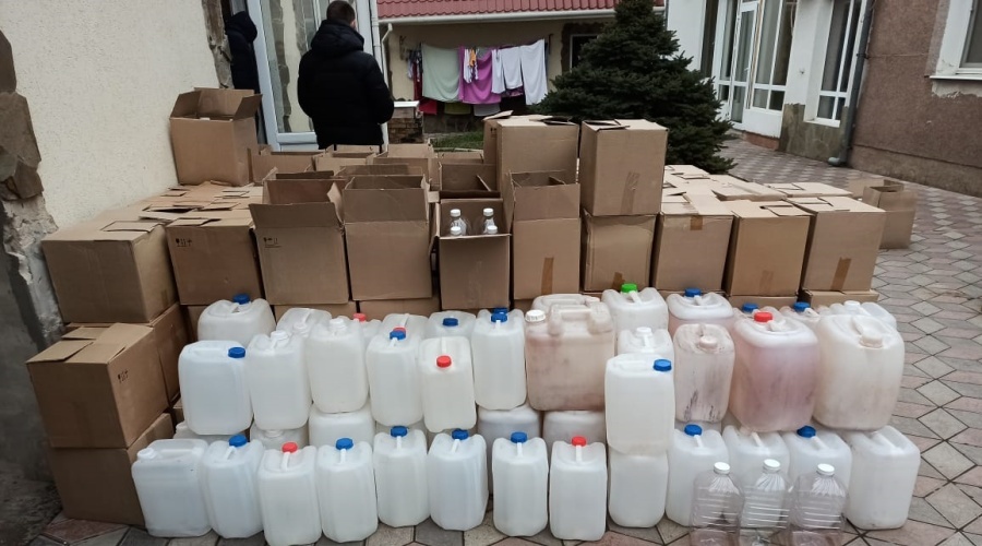 Правоохранители изъяли 3,5 тыс литров суррогатного алкоголя у жителей Белогорского района