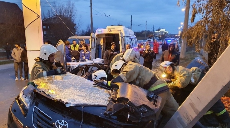Крымские спасатели деблокировали двоих пострадавших в ДТП