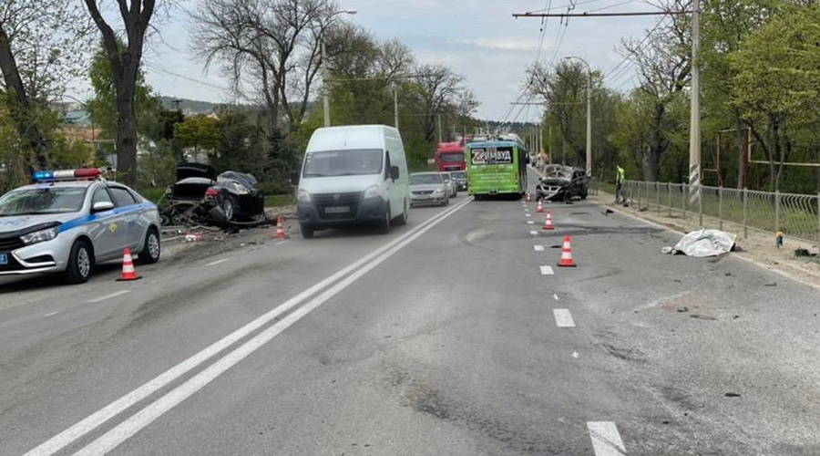 Водитель легковушки погиб на Ялтинской трассе в Крыму, не уступив дорогу основному потоку