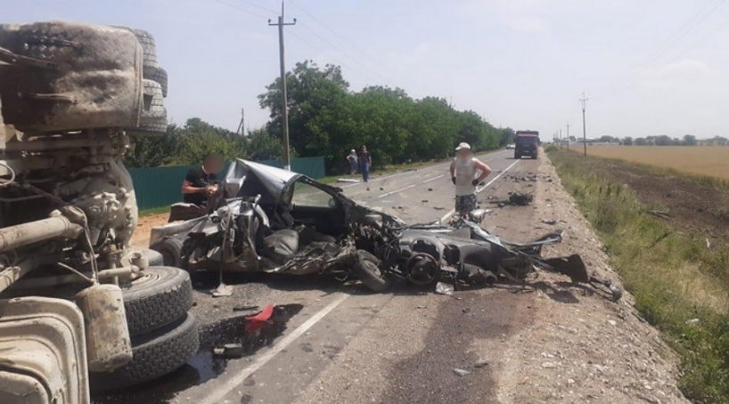 Водитель чудом выжил в легковушке, уничтоженной в ДТП с грузовиком