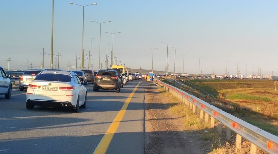 Пробка на полуостров на Крымском мосту за ночь выросла до 8 км